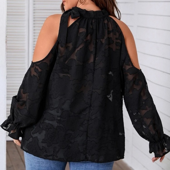 🅰️➕ Lace Cold Shoulder Top 🖤 - Picture 2 of 7